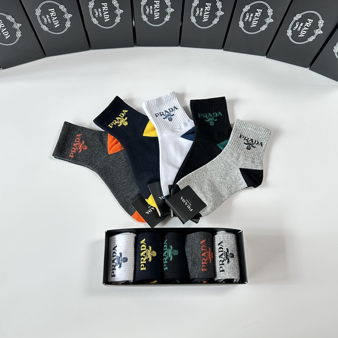 💛配专柜包装
Prada（普拉达）新款中筒袜堆堆袜袜子！一盒五双，专柜同步筒袜袜子，💛大牌出街，潮人必备