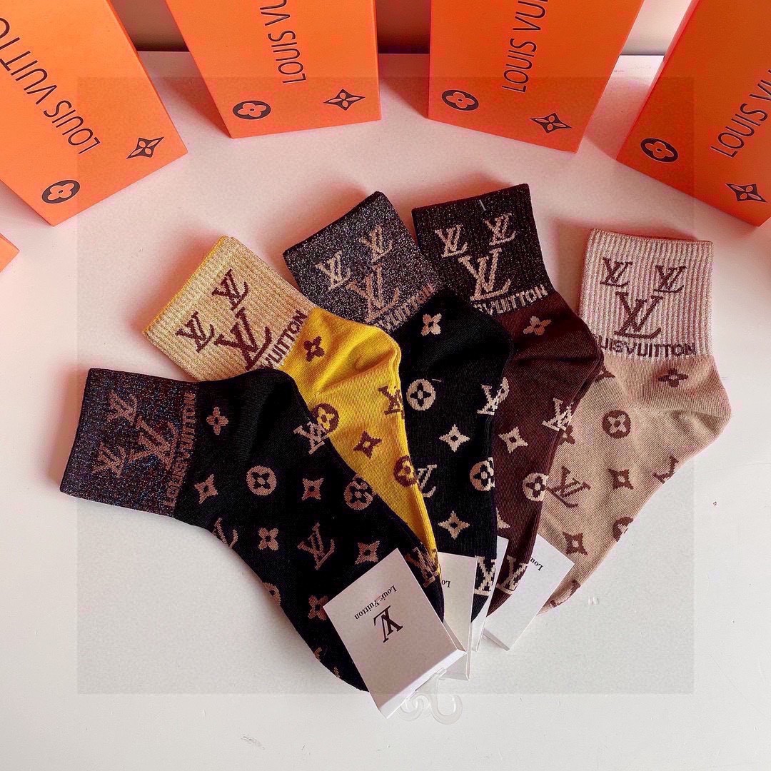  💛配专柜包装
LV（路易威登）新款金丝中长款堆堆袜袜子！一盒五双，专柜同步筒袜袜子，💛大牌出街，潮人必