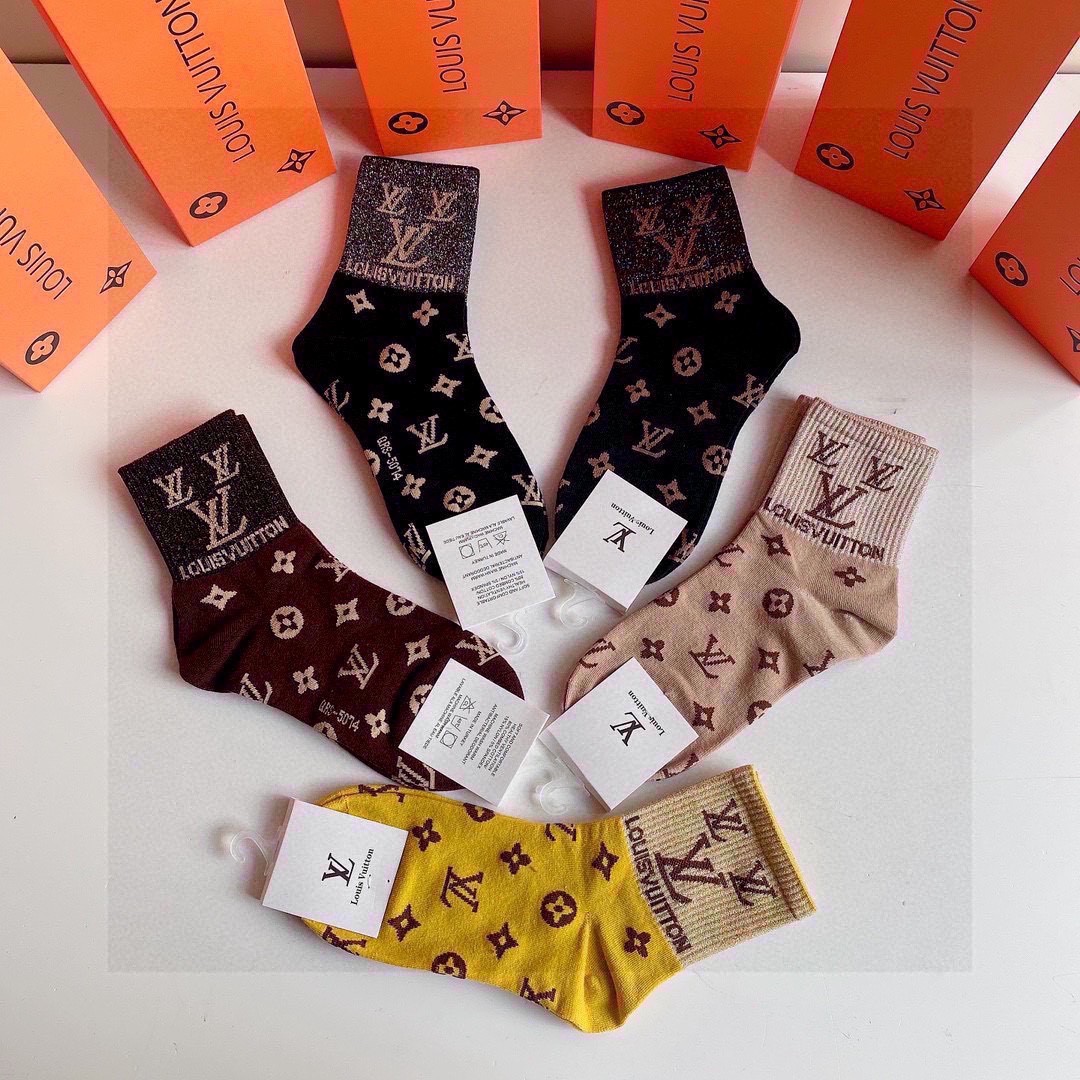  💛配专柜包装
LV（路易威登）新款金丝中长款堆堆袜袜子！一盒五双，专柜同步筒袜袜子，💛大牌出街，潮人必
