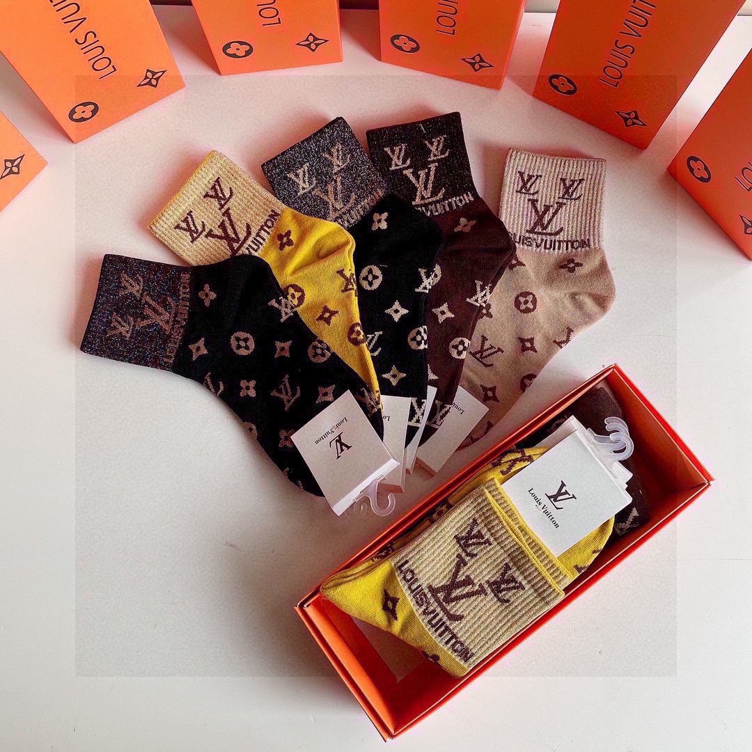  💛配专柜包装
LV（路易威登）新款金丝中长款堆堆袜袜子！一盒五双，专柜同步筒袜袜子，💛大牌出街，潮人必