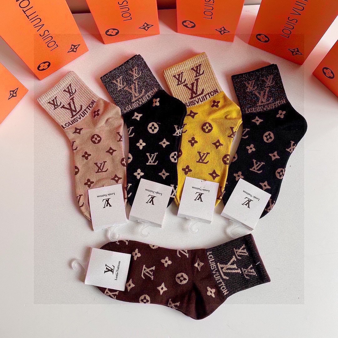  💛配专柜包装
LV（路易威登）新款金丝中长款堆堆袜袜子！一盒五双，专柜同步筒袜袜子，💛大牌出街，潮人必