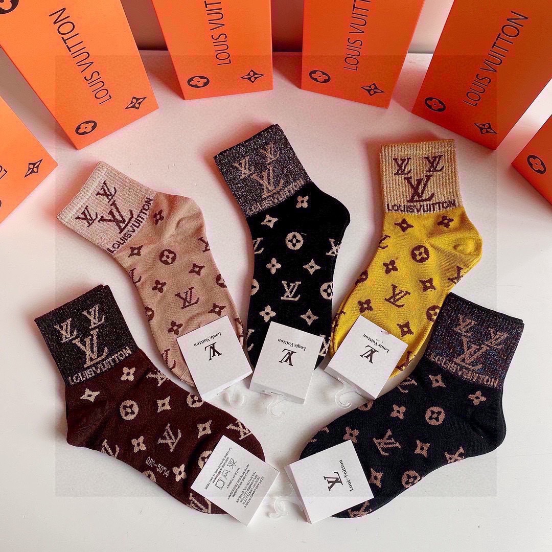  💛配专柜包装
LV（路易威登）新款金丝中长款堆堆袜袜子！一盒五双，专柜同步筒袜袜子，💛大牌出街，潮人必