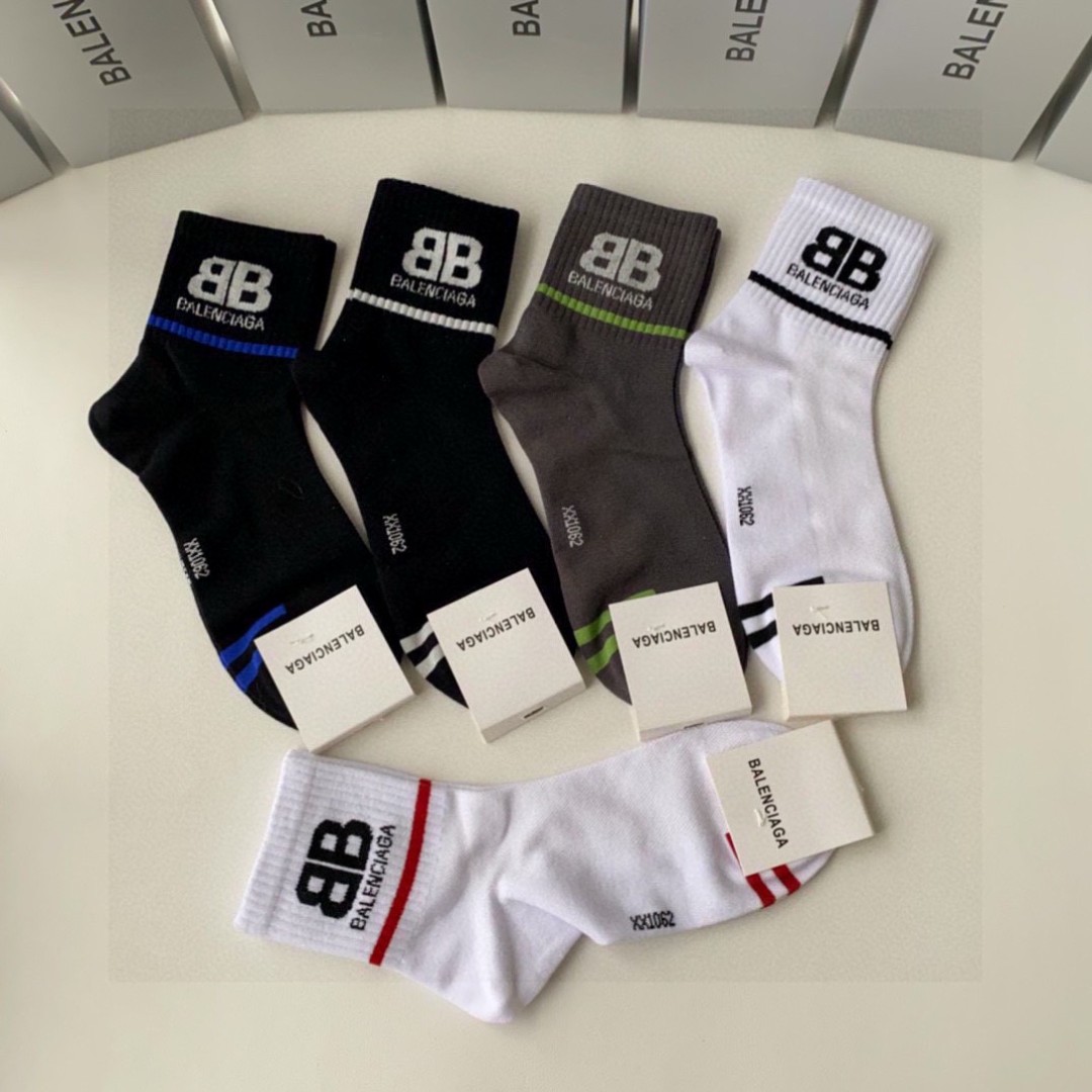 💛配专柜包装
Balenciaga（巴黎世家）新款中筒款堆堆袜袜子！一盒五双，专柜同步筒袜袜子，💛大牌出