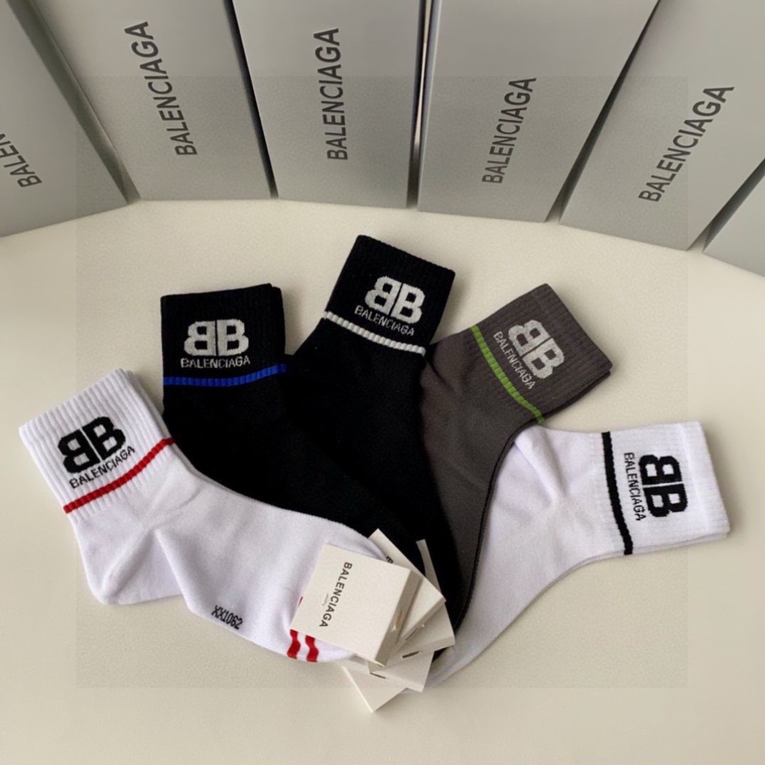 💛配专柜包装
Balenciaga（巴黎世家）新款中筒款堆堆袜袜子！一盒五双，专柜同步筒袜袜子，💛大牌出