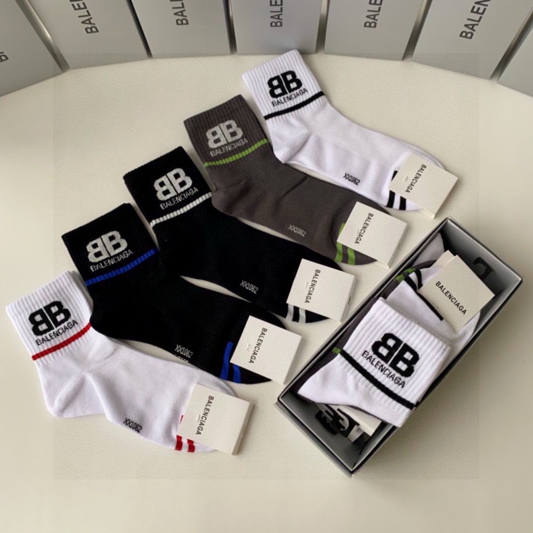 💛配专柜包装
Balenciaga（巴黎世家）新款中筒款堆堆袜袜子！一盒五双，专柜同步筒袜袜子，💛大牌出