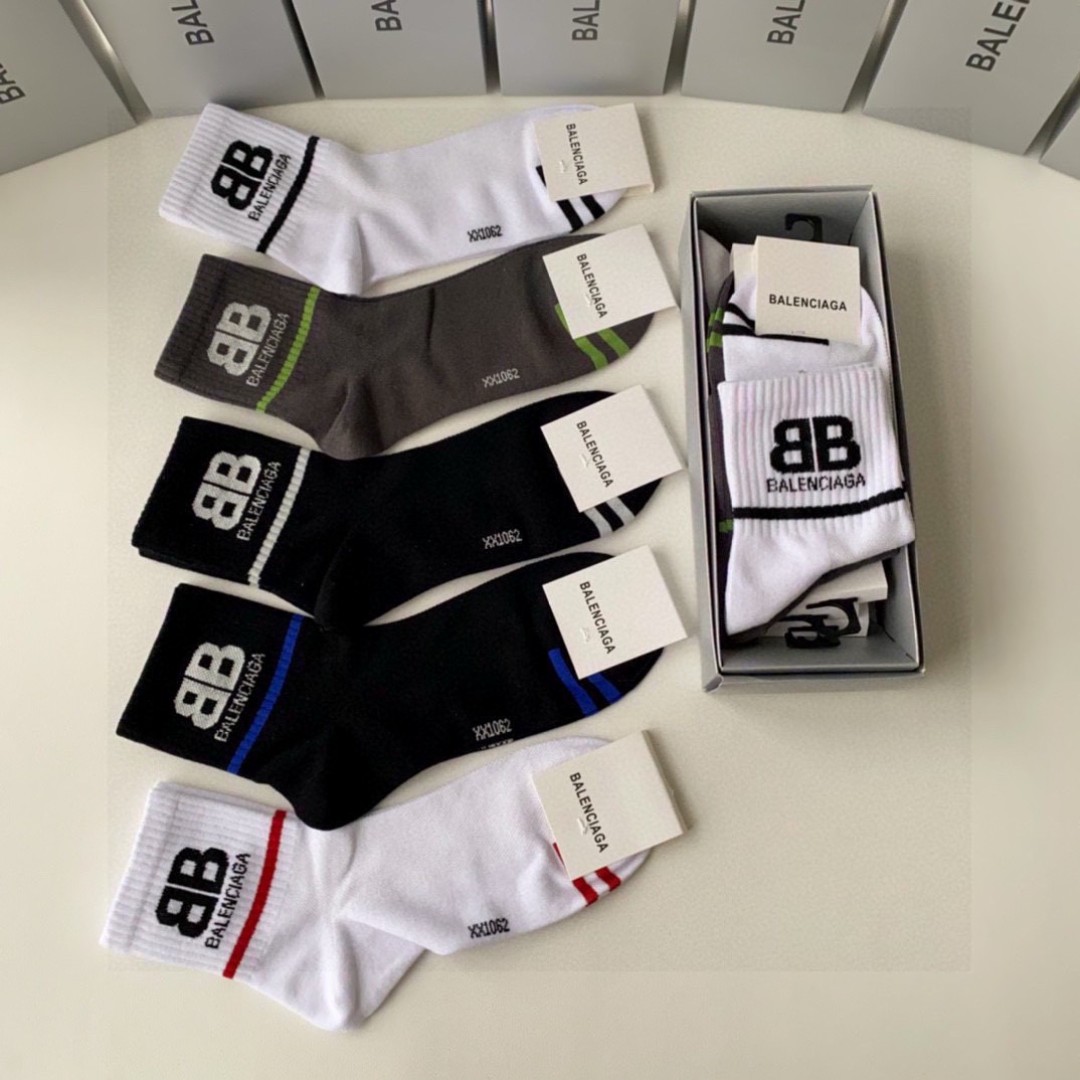 💛配专柜包装
Balenciaga（巴黎世家）新款中筒款堆堆袜袜子！一盒五双，专柜同步筒袜袜子，💛大牌出