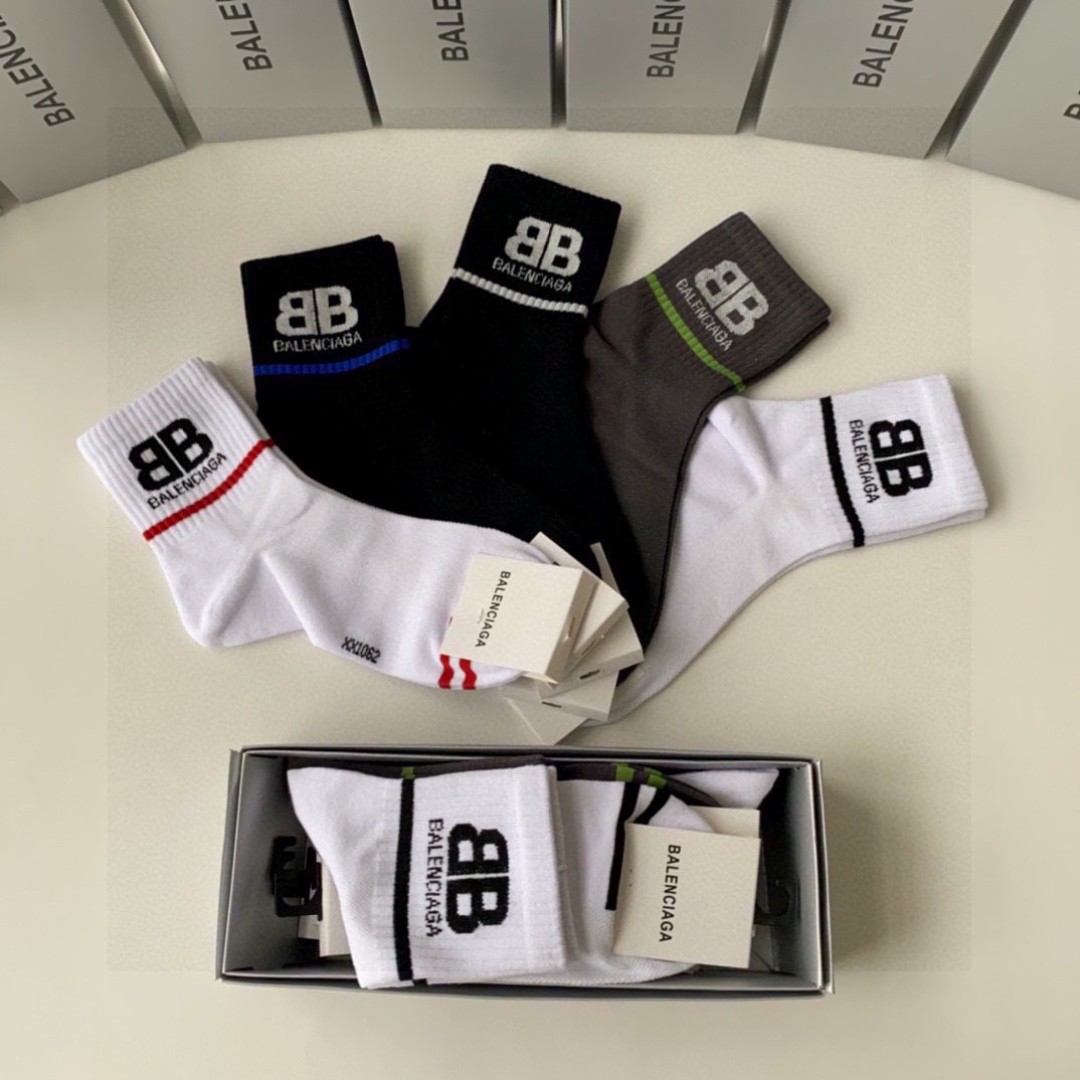 💛配专柜包装
Balenciaga（巴黎世家）新款中筒款堆堆袜袜子！一盒五双，专柜同步筒袜袜子，💛大牌出