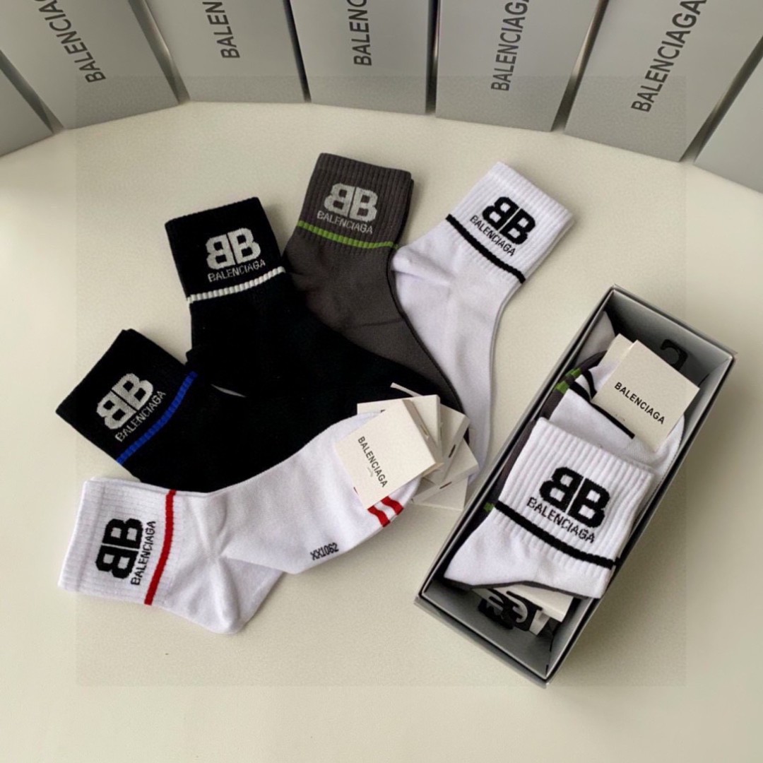 💛配专柜包装
Balenciaga（巴黎世家）新款中筒款堆堆袜袜子！一盒五双，专柜同步筒袜袜子，💛大牌出