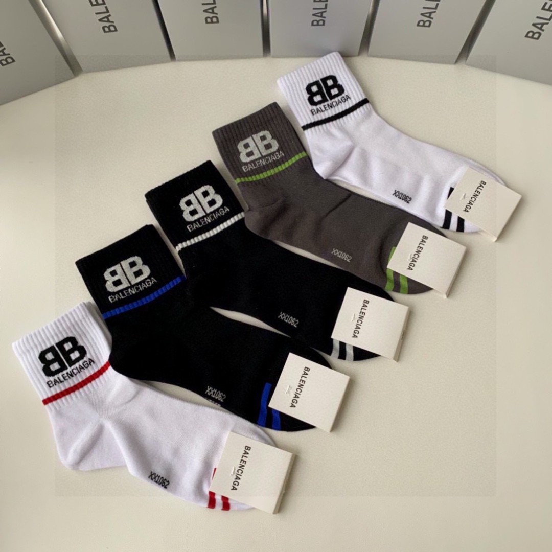 💛配专柜包装
Balenciaga（巴黎世家）新款中筒款堆堆袜袜子！一盒五双，专柜同步筒袜袜子，💛大牌出