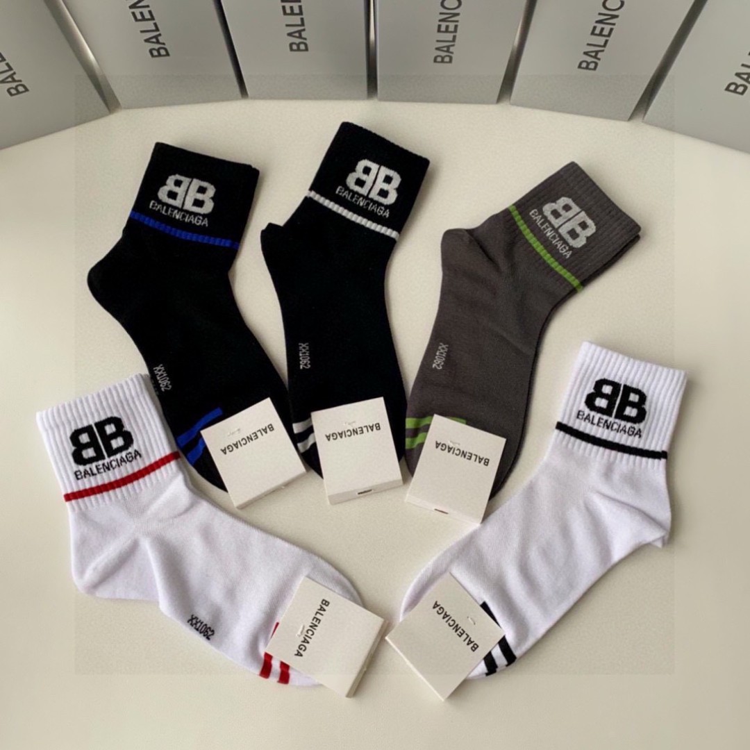 💛配专柜包装
Balenciaga（巴黎世家）新款中筒款堆堆袜袜子！一盒五双，专柜同步筒袜袜子，💛大牌出