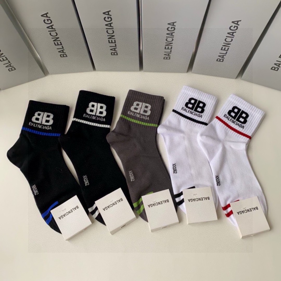 💛配专柜包装
Balenciaga（巴黎世家）新款中筒款堆堆袜袜子！一盒五双，专柜同步筒袜袜子，💛大牌出