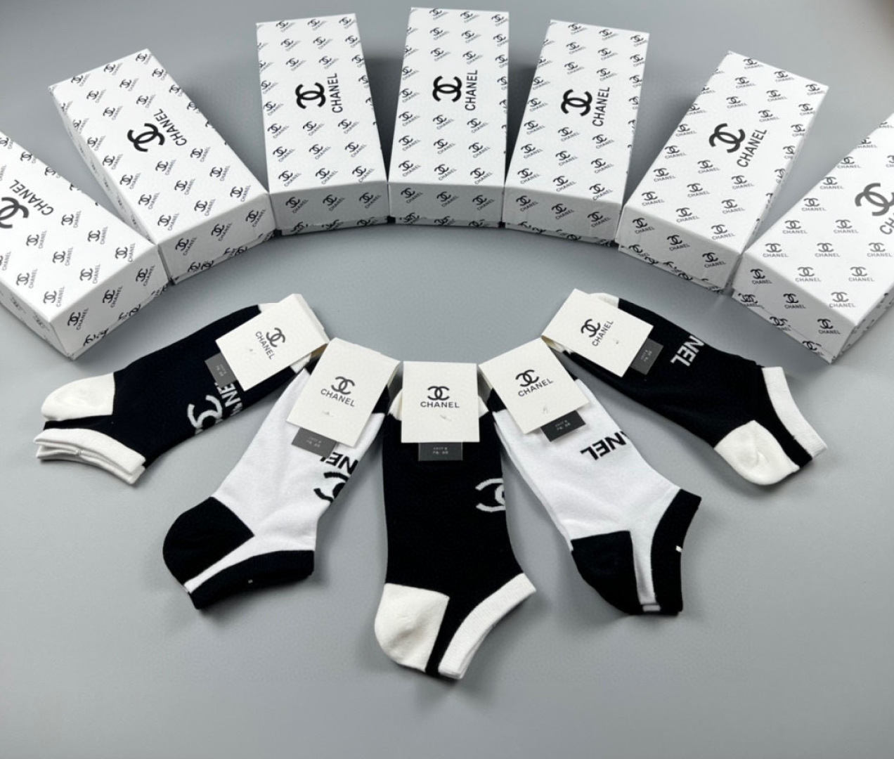  💛配包装
Chanel（香奈儿）新款经典中短款堆堆袜袜子！一盒五双， 专柜同步筒袜袜子，💛大牌出街，潮