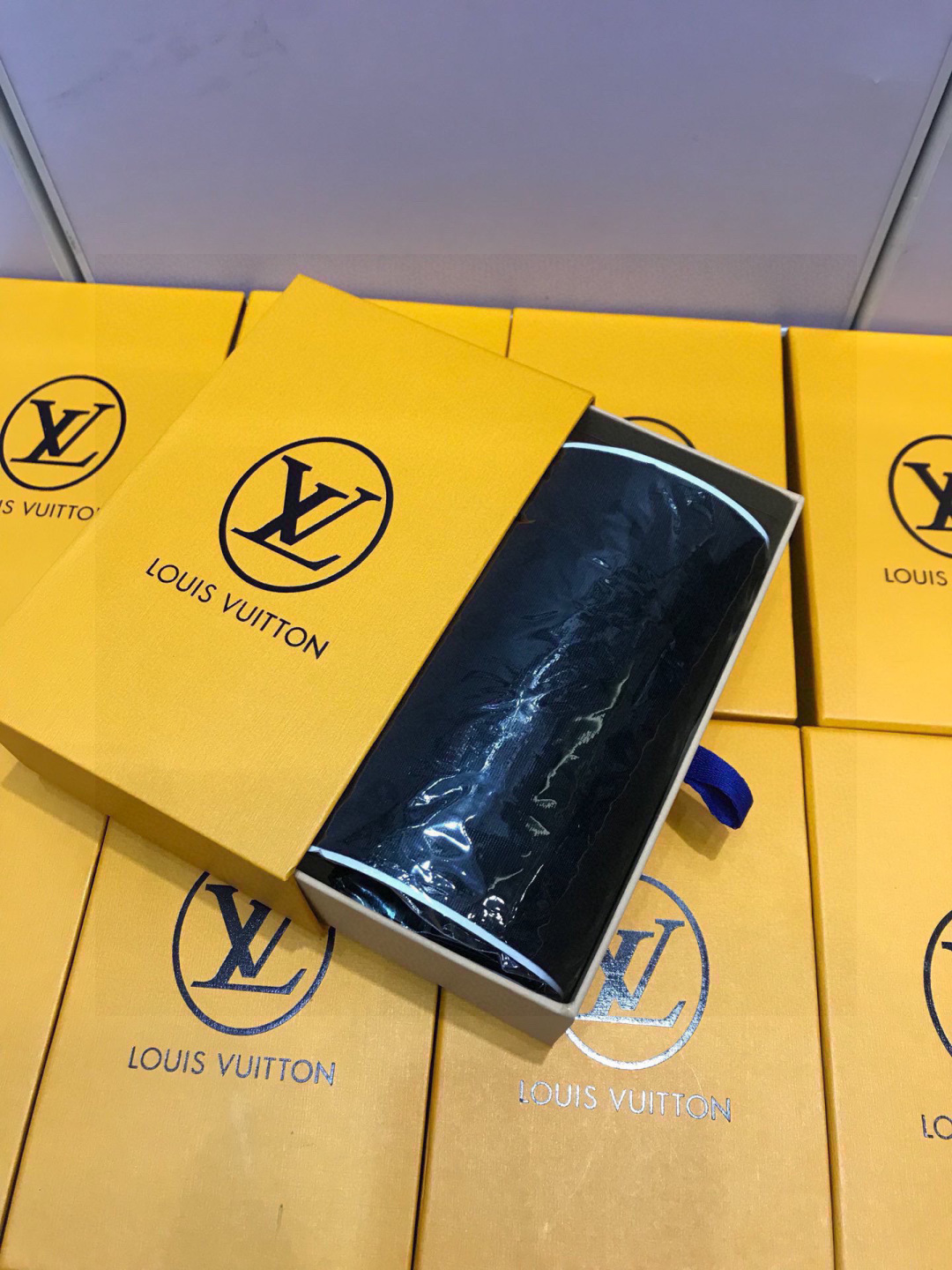 配包装
LOUIS VUITTON（路易威登）连体植绒丝袜色色各路明星！网红、时尚达人喜爱款得意得意现