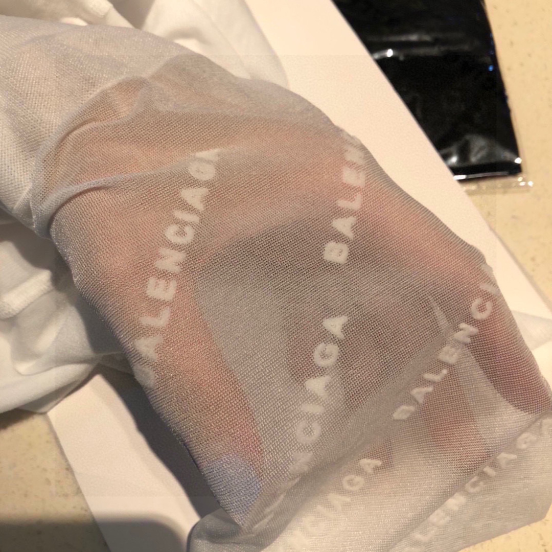  配专柜包装
Balenciaga（巴黎世家）火爆欧美植绒丝袜，光腿季节已过色这种天气太太需要丝袜了。 