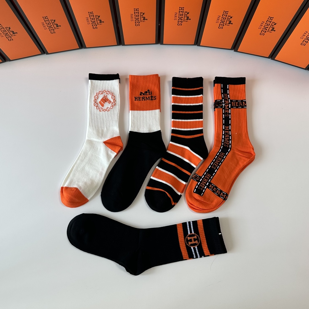 💛配专柜包装Hermes （爱马仕）新款中长筒堆堆袜袜子！一盒五双，专柜同步筒袜袜子，💛大牌出街，潮人必