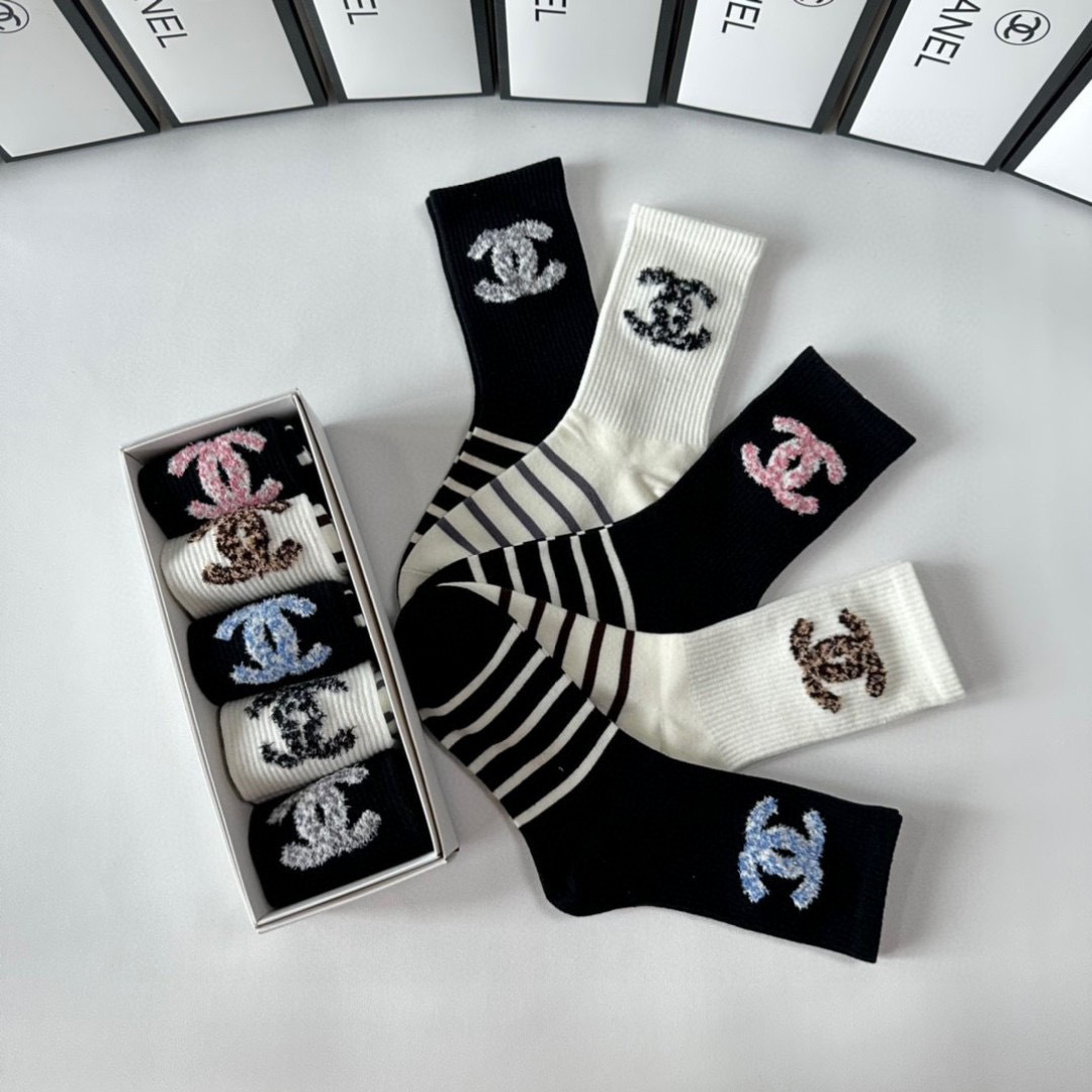  💛配专柜包装
Chanel（香奈儿）新款中长款堆堆袜袜子！一盒五双，专柜同步筒袜袜子，💛大牌出街，潮人