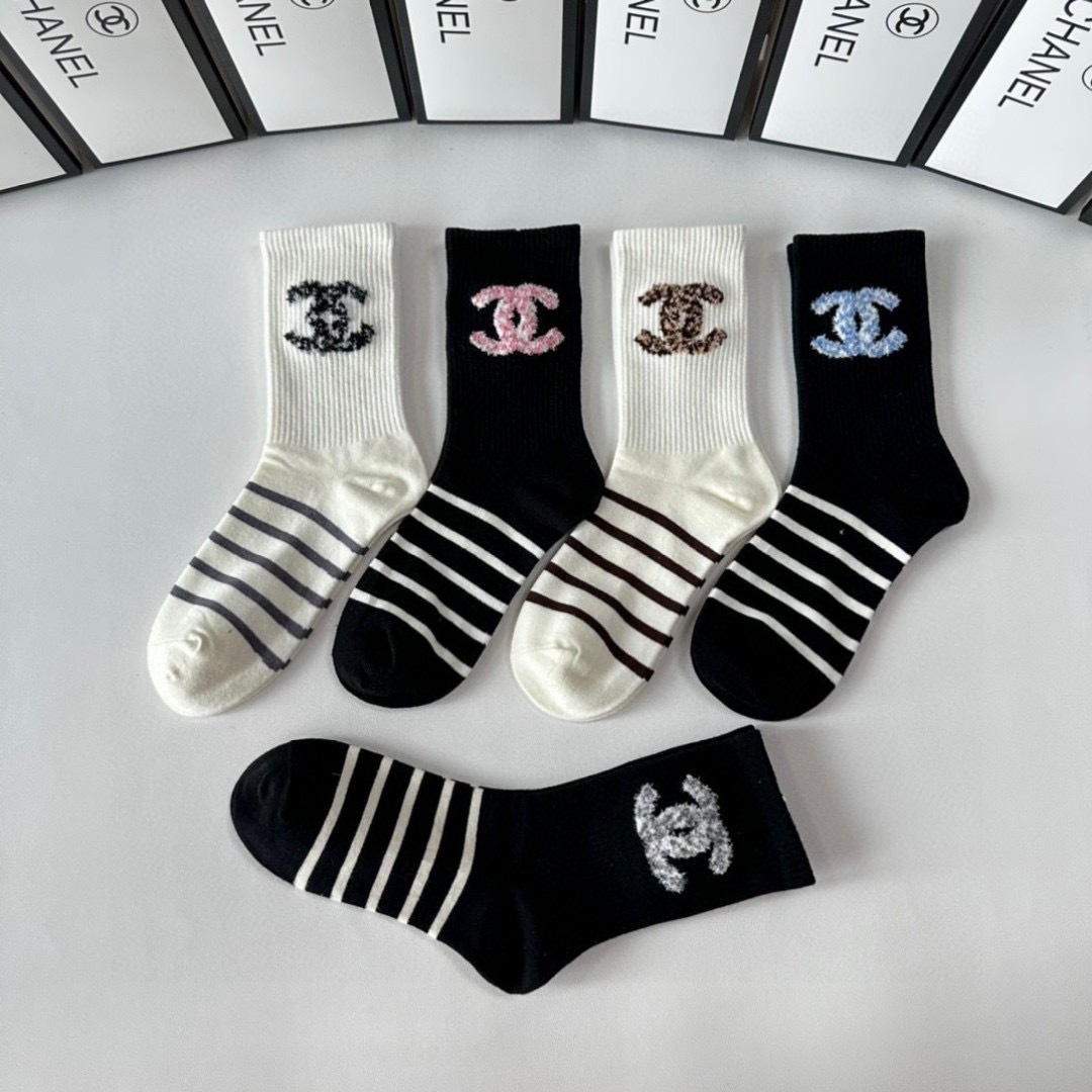  💛配专柜包装
Chanel（香奈儿）新款中长款堆堆袜袜子！一盒五双，专柜同步筒袜袜子，💛大牌出街，潮人