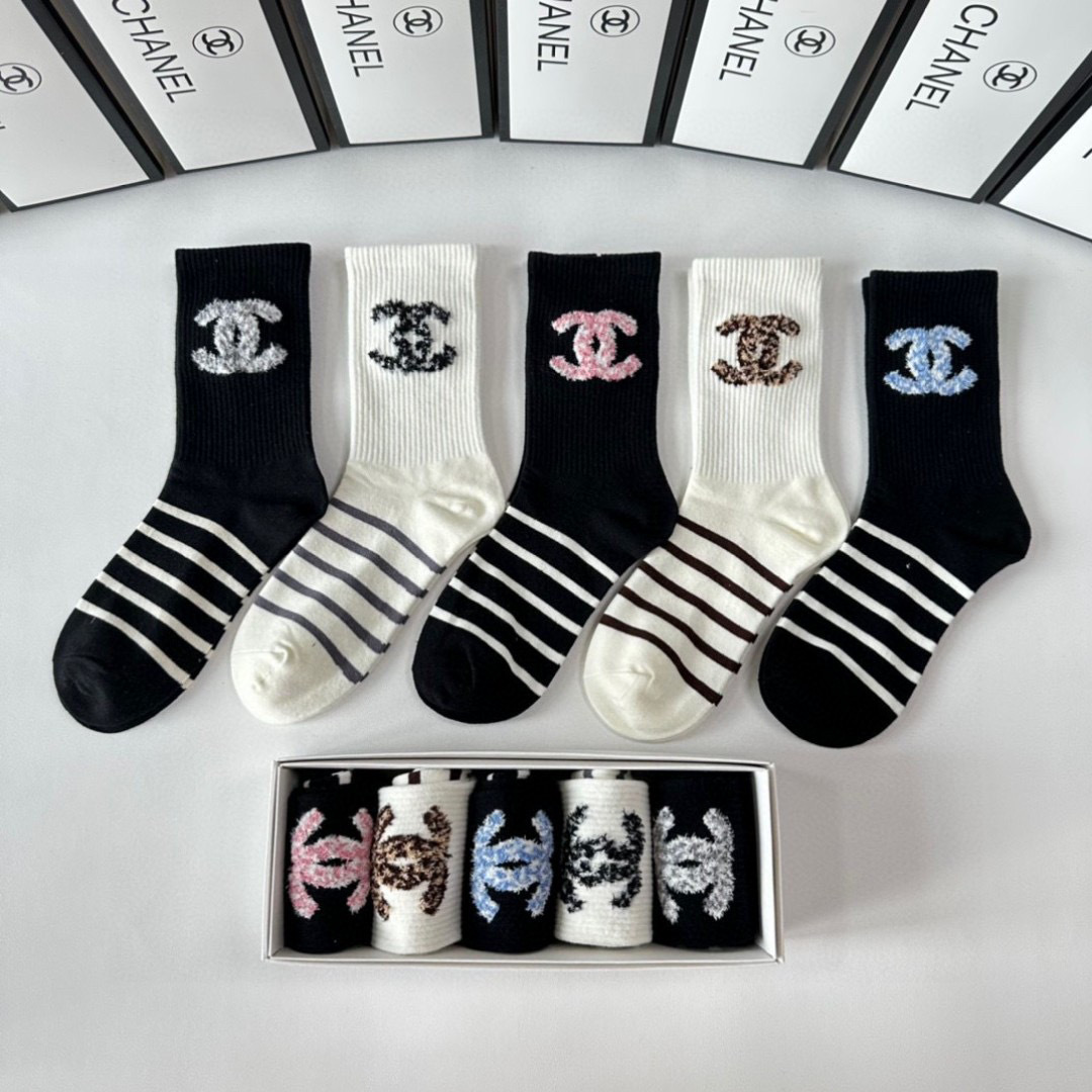  💛配专柜包装
Chanel（香奈儿）新款中长款堆堆袜袜子！一盒五双，专柜同步筒袜袜子，💛大牌出街，潮人