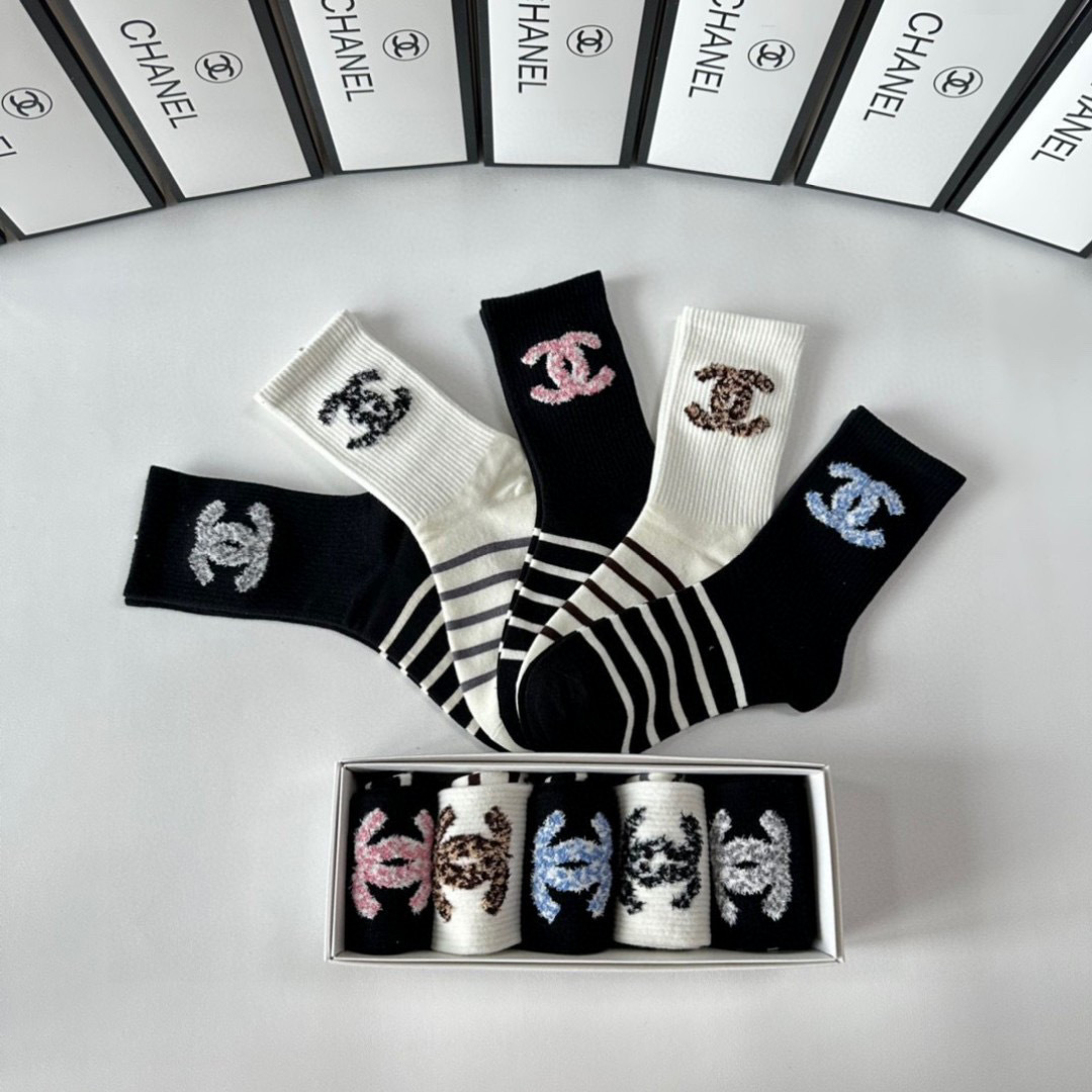  💛配专柜包装
Chanel（香奈儿）新款中长款堆堆袜袜子！一盒五双，专柜同步筒袜袜子，💛大牌出街，潮人