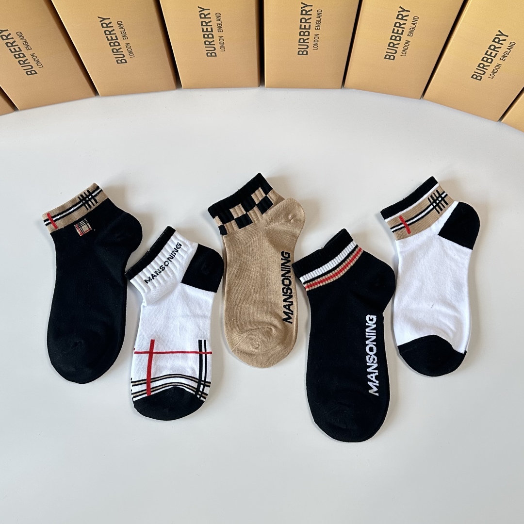 💛配专柜包装
Burberry （巴宝莉）新款中短款堆堆袜袜子！一盒五双，专柜同步筒袜袜子，💛大牌出街，