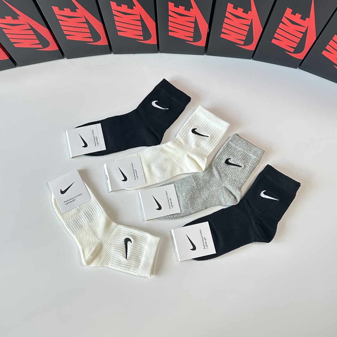  💛配专柜包装
NIKE（耐克）新款刺绣中长款堆堆袜袜子！一盒五双，专柜同步筒袜袜子，💛大牌出街，潮人必