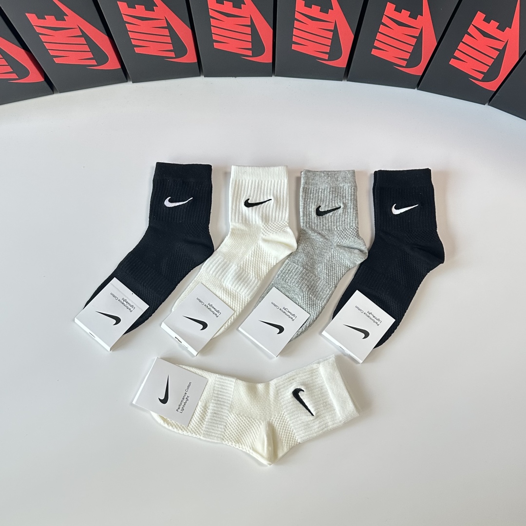  💛配专柜包装
NIKE（耐克）新款刺绣中长款堆堆袜袜子！一盒五双，专柜同步筒袜袜子，💛大牌出街，潮人必