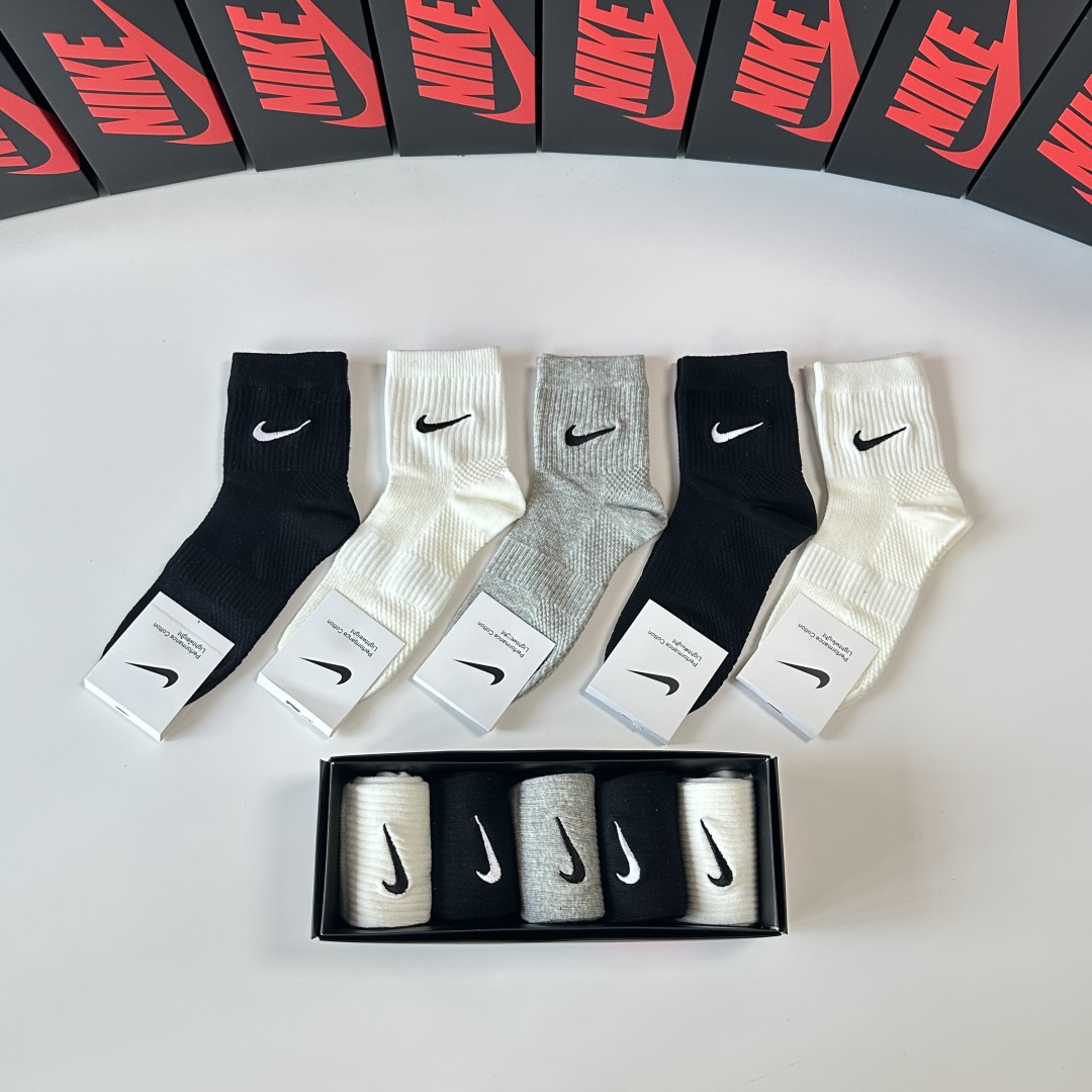  💛配专柜包装
NIKE（耐克）新款刺绣中长款堆堆袜袜子！一盒五双，专柜同步筒袜袜子，💛大牌出街，潮人必