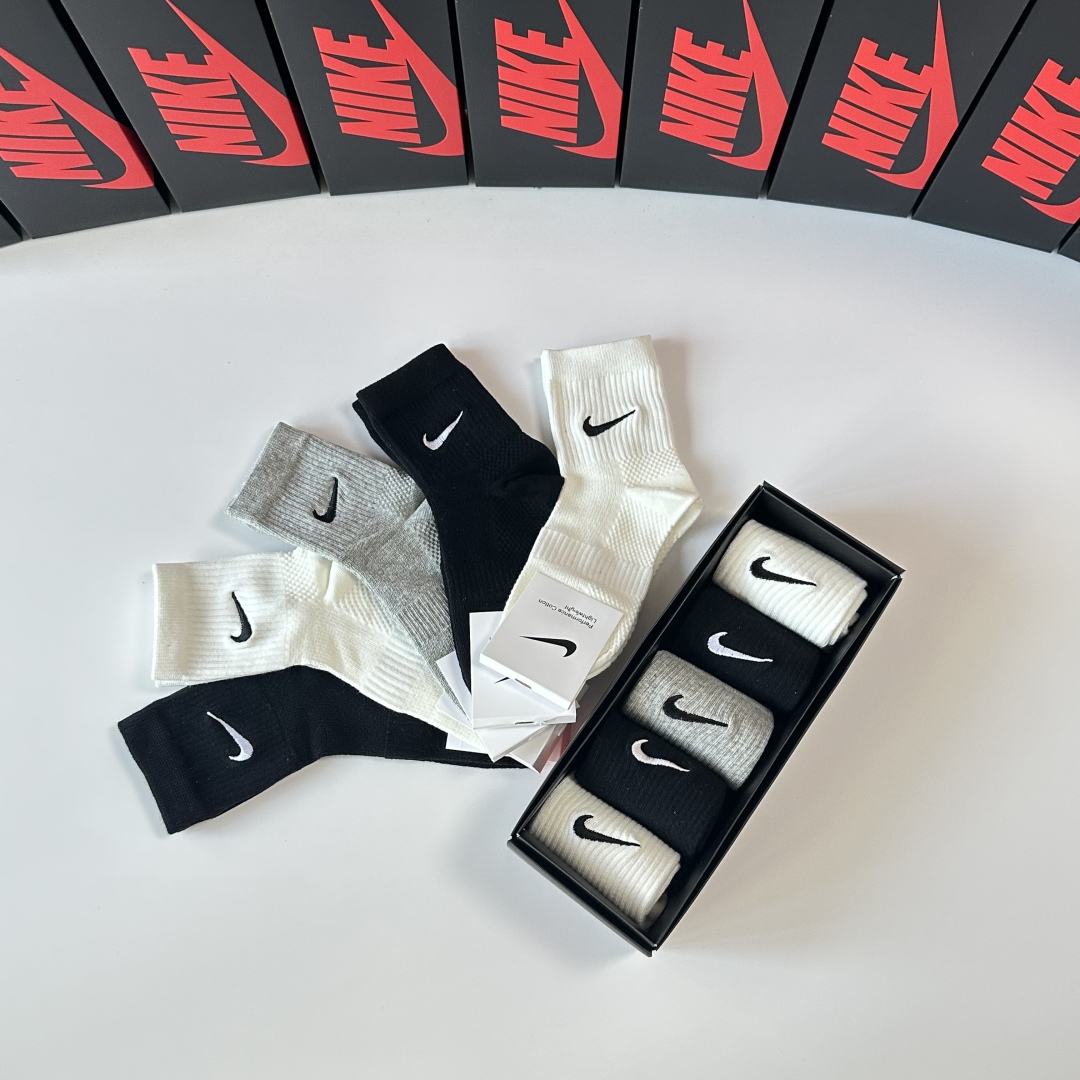  💛配专柜包装
NIKE（耐克）新款刺绣中长款堆堆袜袜子！一盒五双，专柜同步筒袜袜子，💛大牌出街，潮人必