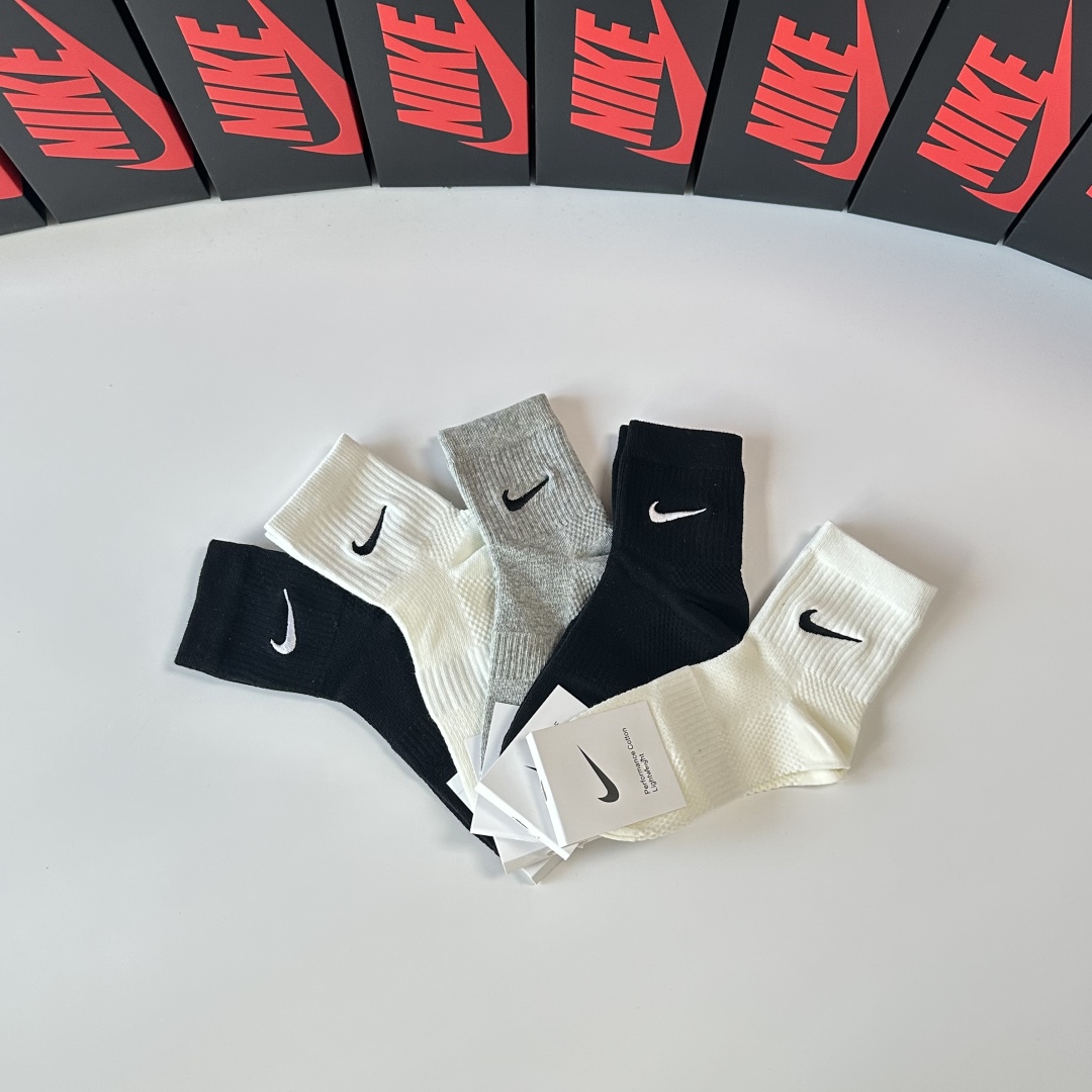  💛配专柜包装
NIKE（耐克）新款刺绣中长款堆堆袜袜子！一盒五双，专柜同步筒袜袜子，💛大牌出街，潮人必