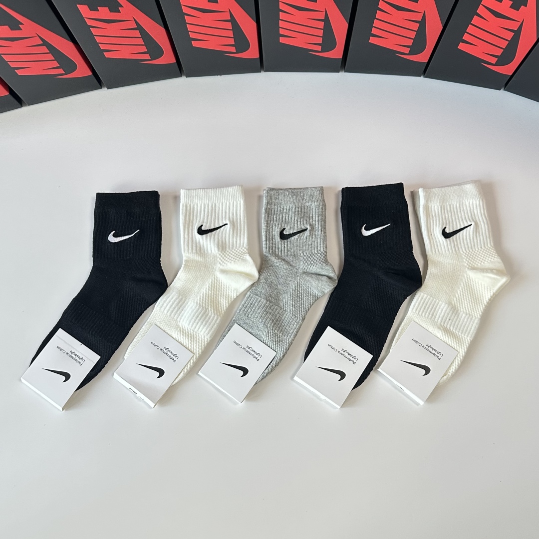  💛配专柜包装
NIKE（耐克）新款刺绣中长款堆堆袜袜子！一盒五双，专柜同步筒袜袜子，💛大牌出街，潮人必