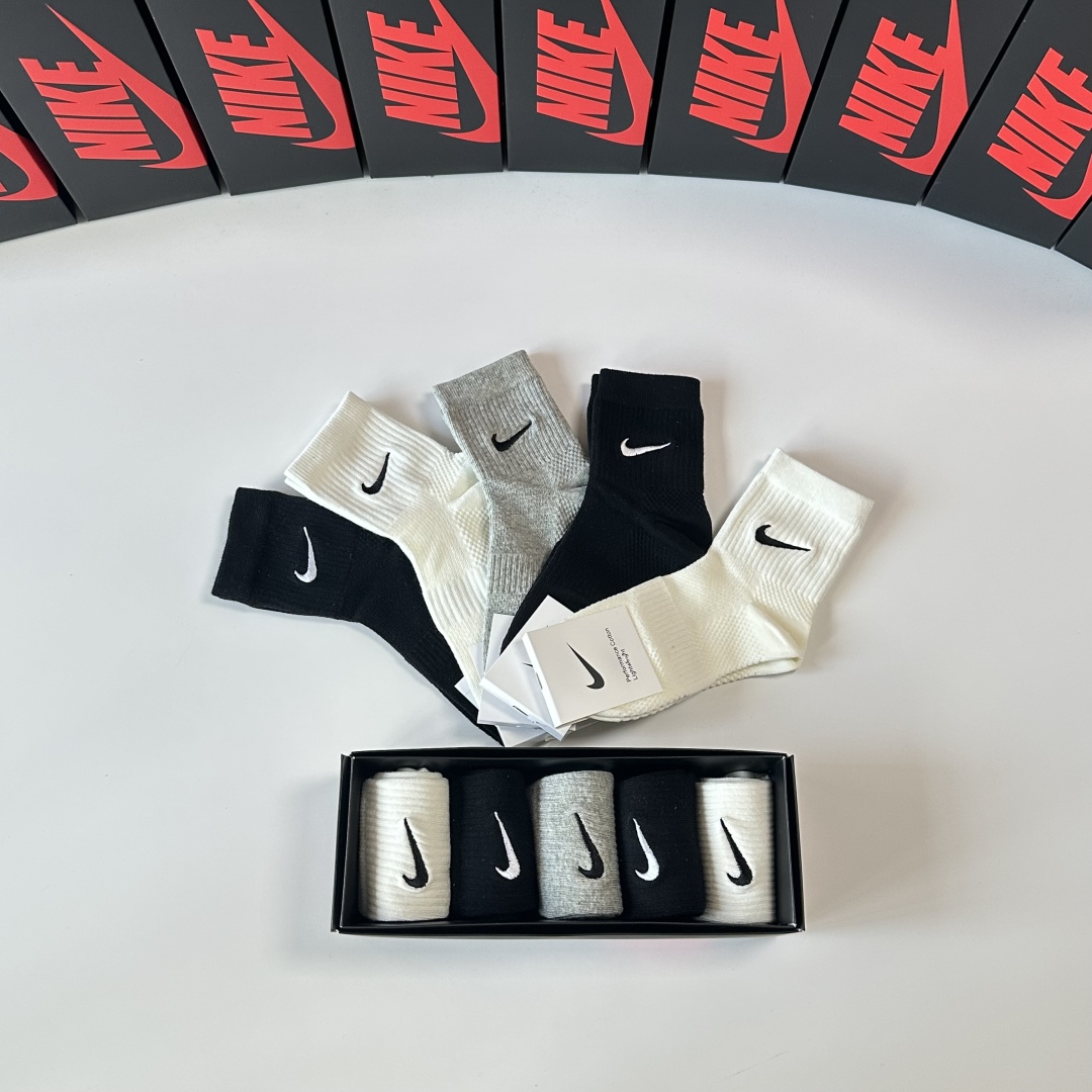  💛配专柜包装
NIKE（耐克）新款刺绣中长款堆堆袜袜子！一盒五双，专柜同步筒袜袜子，💛大牌出街，潮人必
