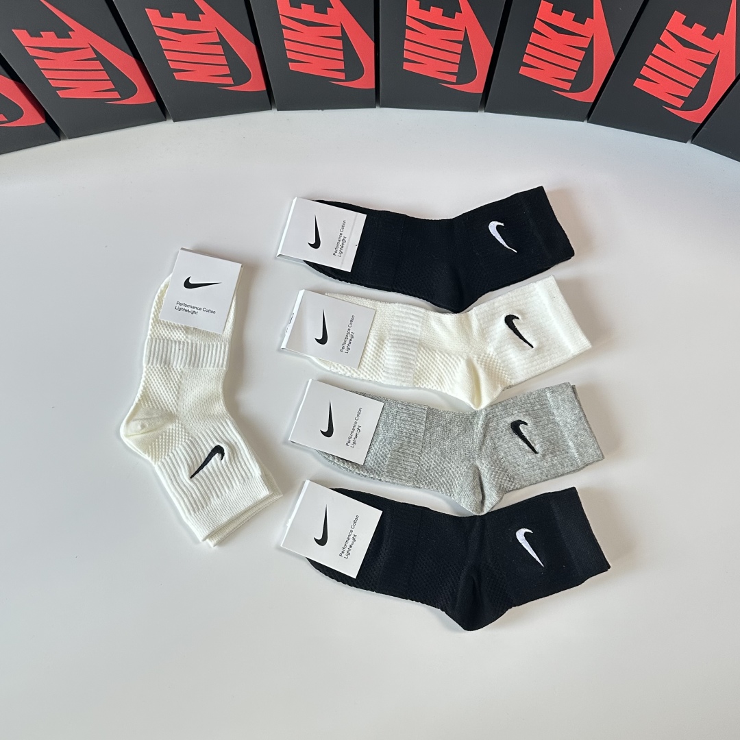  💛配专柜包装
NIKE（耐克）新款刺绣中长款堆堆袜袜子！一盒五双，专柜同步筒袜袜子，💛大牌出街，潮人必