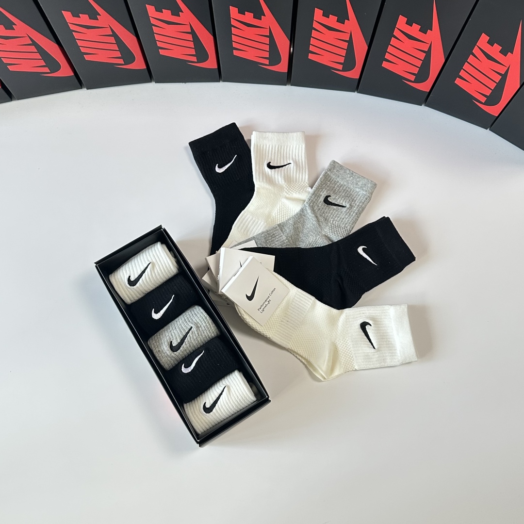  💛配专柜包装
NIKE（耐克）新款刺绣中长款堆堆袜袜子！一盒五双，专柜同步筒袜袜子，💛大牌出街，潮人必