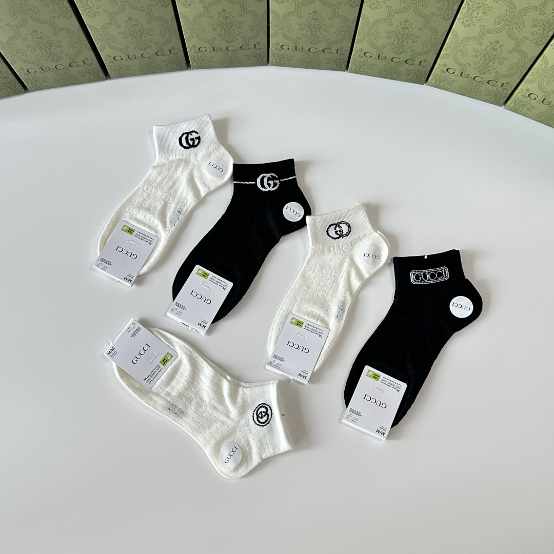 💛配专柜包装
Gucci（古驰）新款中短款堆堆袜袜子！一盒五双，专柜同步筒袜袜子，💛大牌出街，潮人必备。
