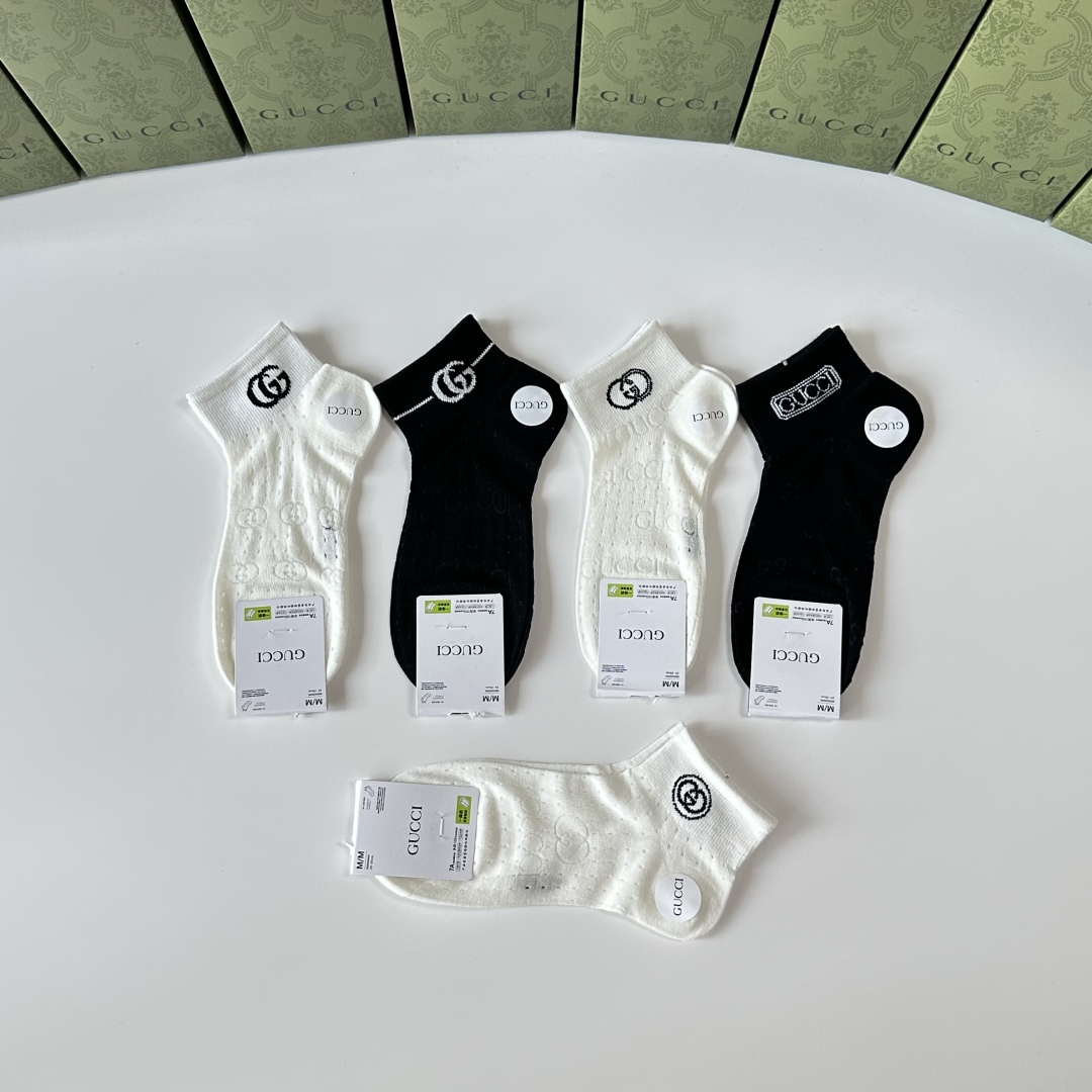 💛配专柜包装
Gucci（古驰）新款中短款堆堆袜袜子！一盒五双，专柜同步筒袜袜子，💛大牌出街，潮人必备。