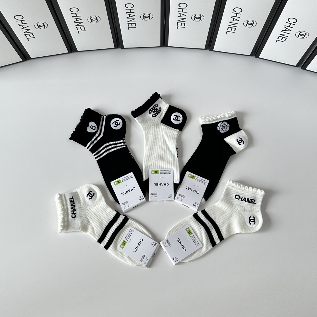 💛配专柜包装
Chanel（香奈儿）新款中短款堆堆袜袜子！一盒五双，专柜同步筒袜袜子，💛大牌出街，潮人必