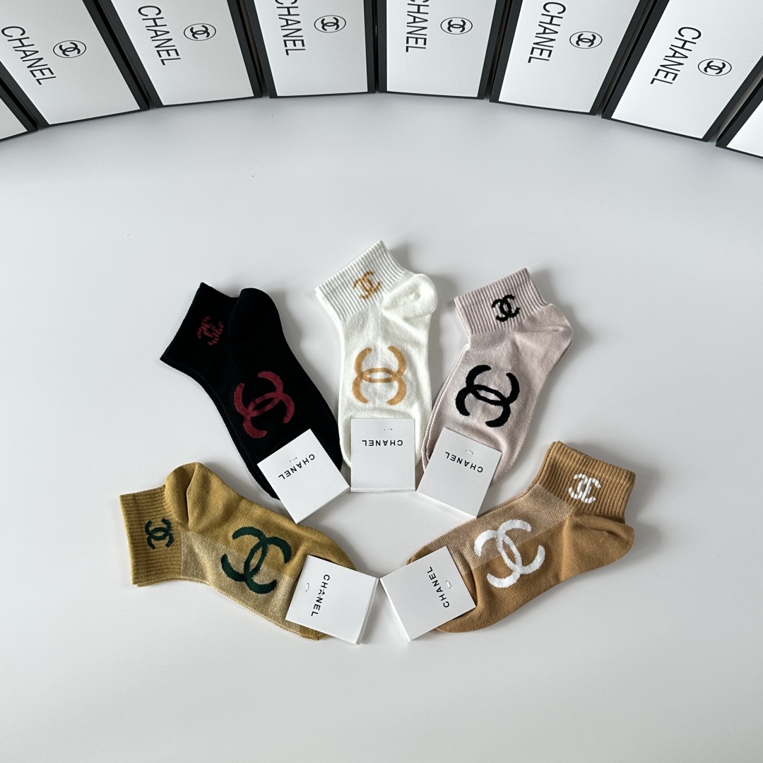 💛配专柜包装
Chanel（香奈儿）新款中短款堆堆袜袜子！一盒五双，专柜同步筒袜袜子，💛大牌出街，潮人必