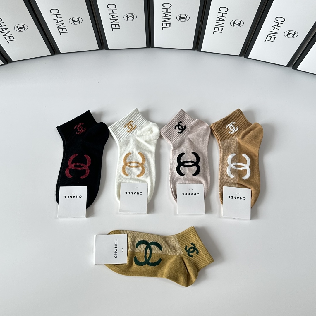 💛配专柜包装
Chanel（香奈儿）新款中短款堆堆袜袜子！一盒五双，专柜同步筒袜袜子，💛大牌出街，潮人必