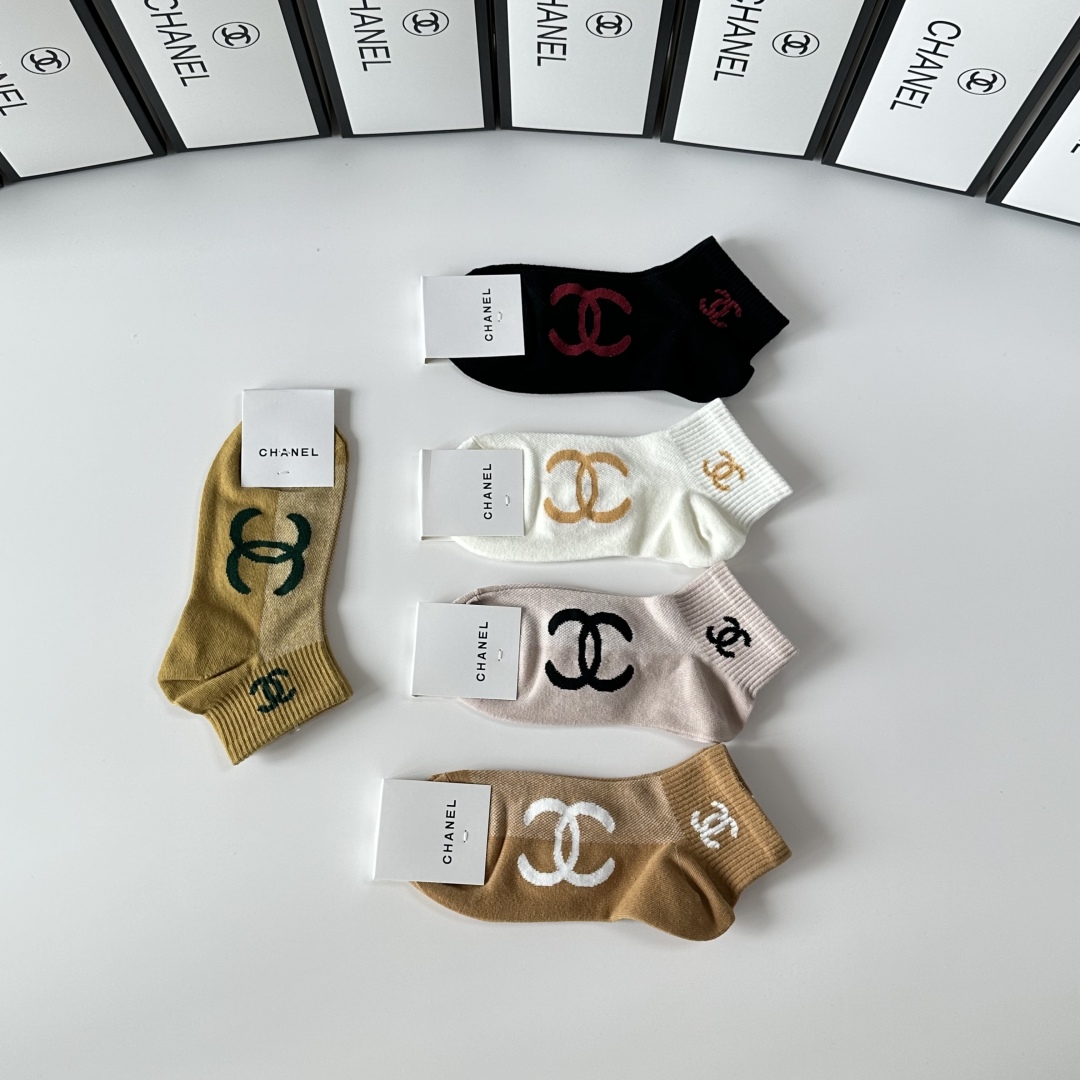 💛配专柜包装
Chanel（香奈儿）新款中短款堆堆袜袜子！一盒五双，专柜同步筒袜袜子，💛大牌出街，潮人必
