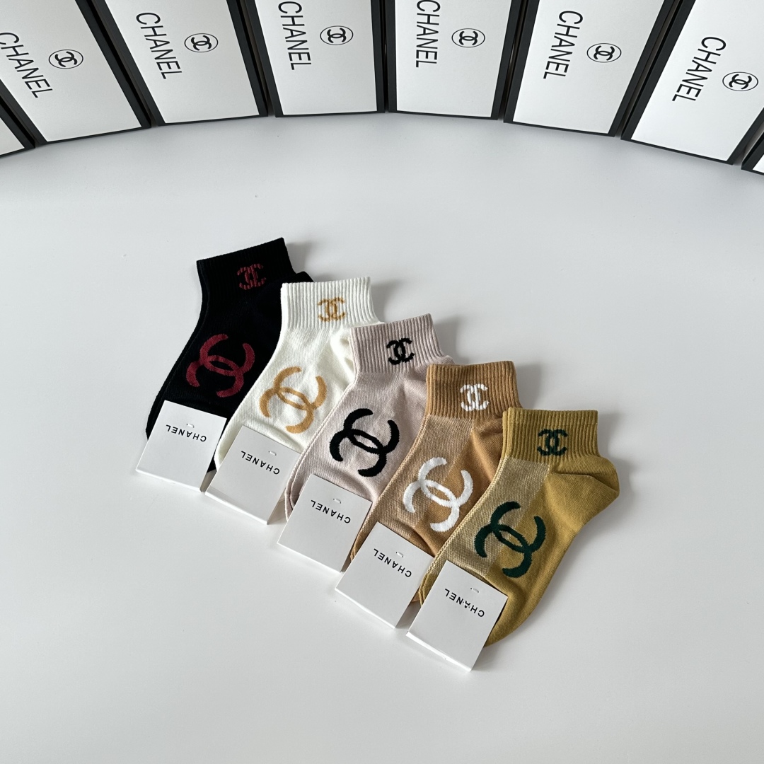 💛配专柜包装
Chanel（香奈儿）新款中短款堆堆袜袜子！一盒五双，专柜同步筒袜袜子，💛大牌出街，潮人必