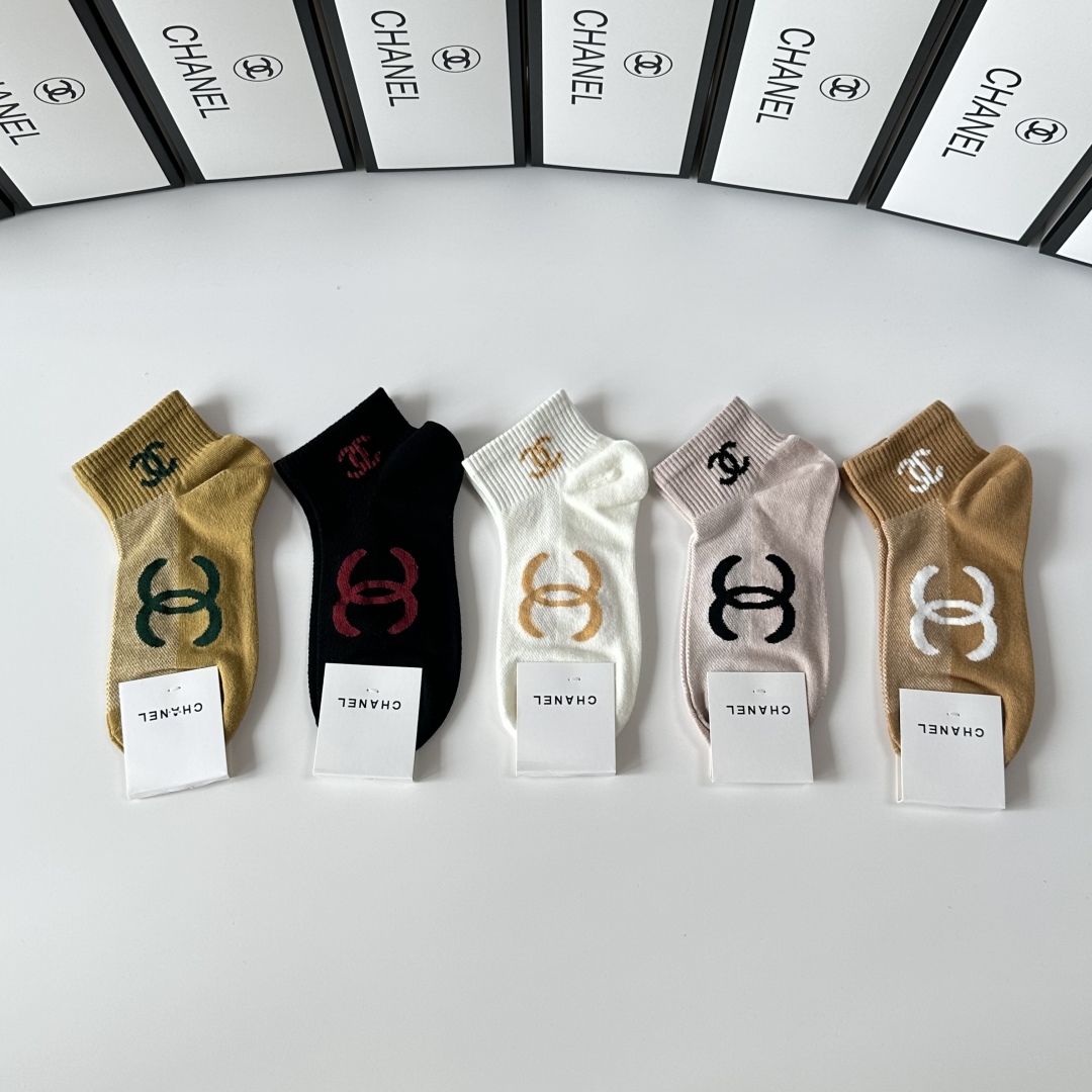💛配专柜包装
Chanel（香奈儿）新款中短款堆堆袜袜子！一盒五双，专柜同步筒袜袜子，💛大牌出街，潮人必