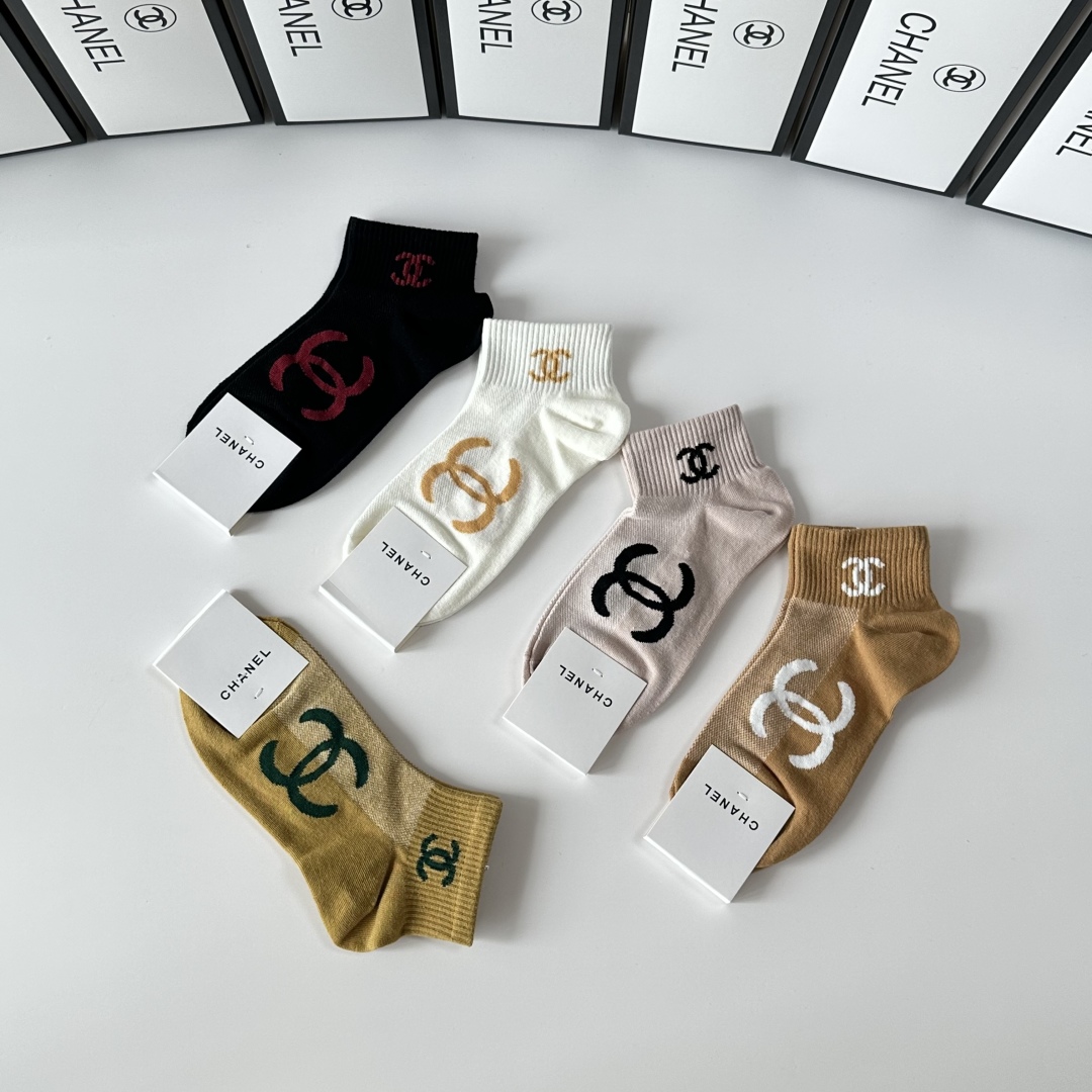 💛配专柜包装
Chanel（香奈儿）新款中短款堆堆袜袜子！一盒五双，专柜同步筒袜袜子，💛大牌出街，潮人必