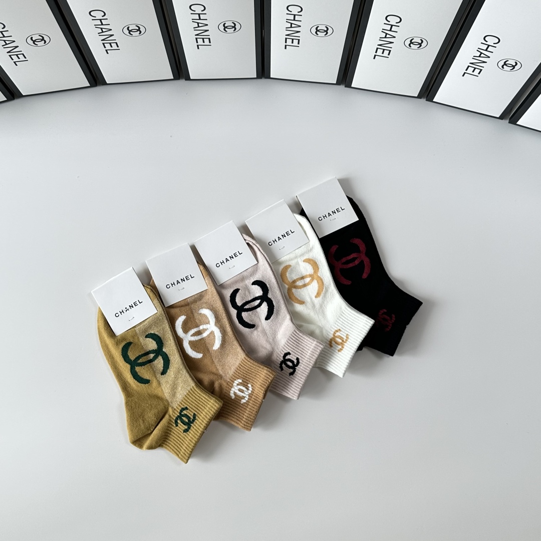 💛配专柜包装
Chanel（香奈儿）新款中短款堆堆袜袜子！一盒五双，专柜同步筒袜袜子，💛大牌出街，潮人必