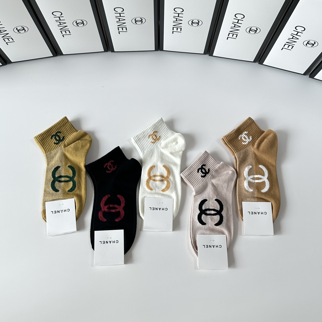 💛配专柜包装
Chanel（香奈儿）新款中短款堆堆袜袜子！一盒五双，专柜同步筒袜袜子，💛大牌出街，潮人必