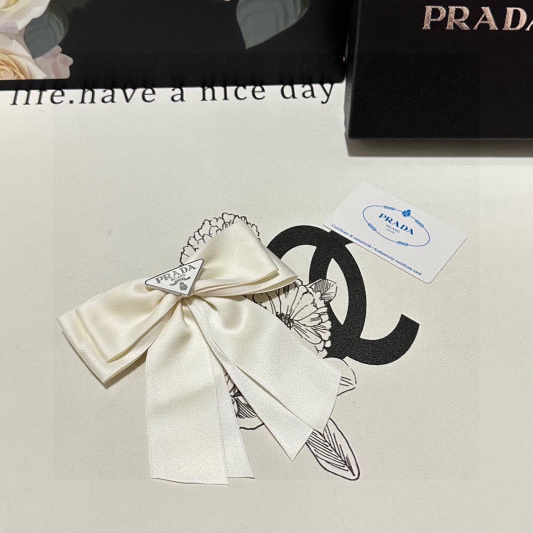  配专柜包装
Prada（普拉达）最新蝴蝶结中古五金发夹#
信我！人手必备的单品 这件必须买
洋气神仙颜