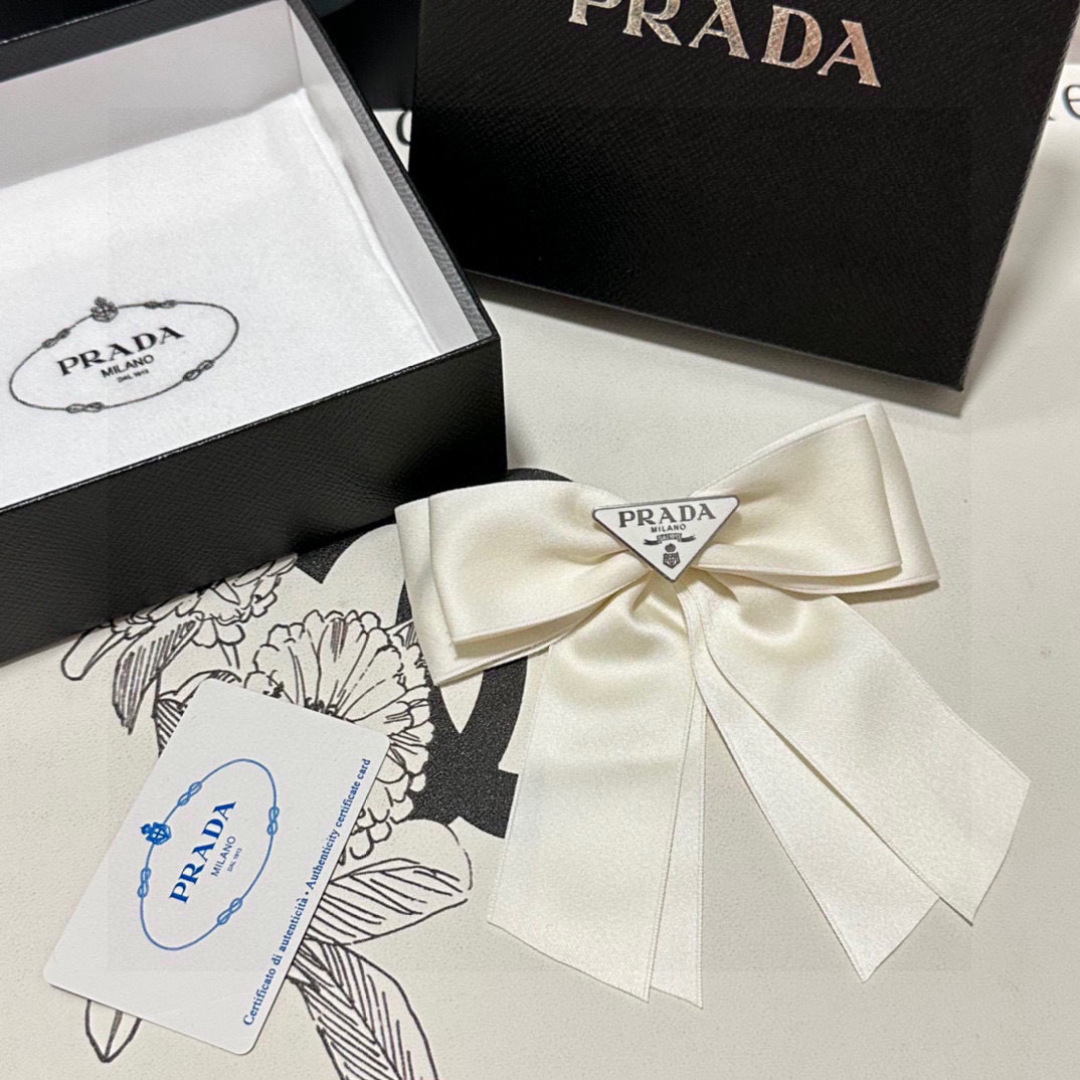  配专柜包装
Prada（普拉达）最新蝴蝶结中古五金发夹#
信我！人手必备的单品 这件必须买
洋气神仙颜