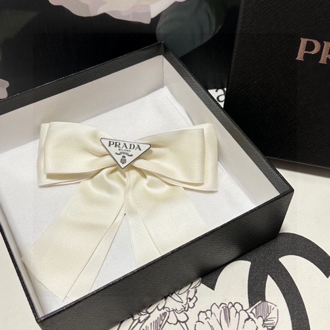  配专柜包装
Prada（普拉达）最新蝴蝶结中古五金发夹#
信我！人手必备的单品 这件必须买
洋气神仙颜