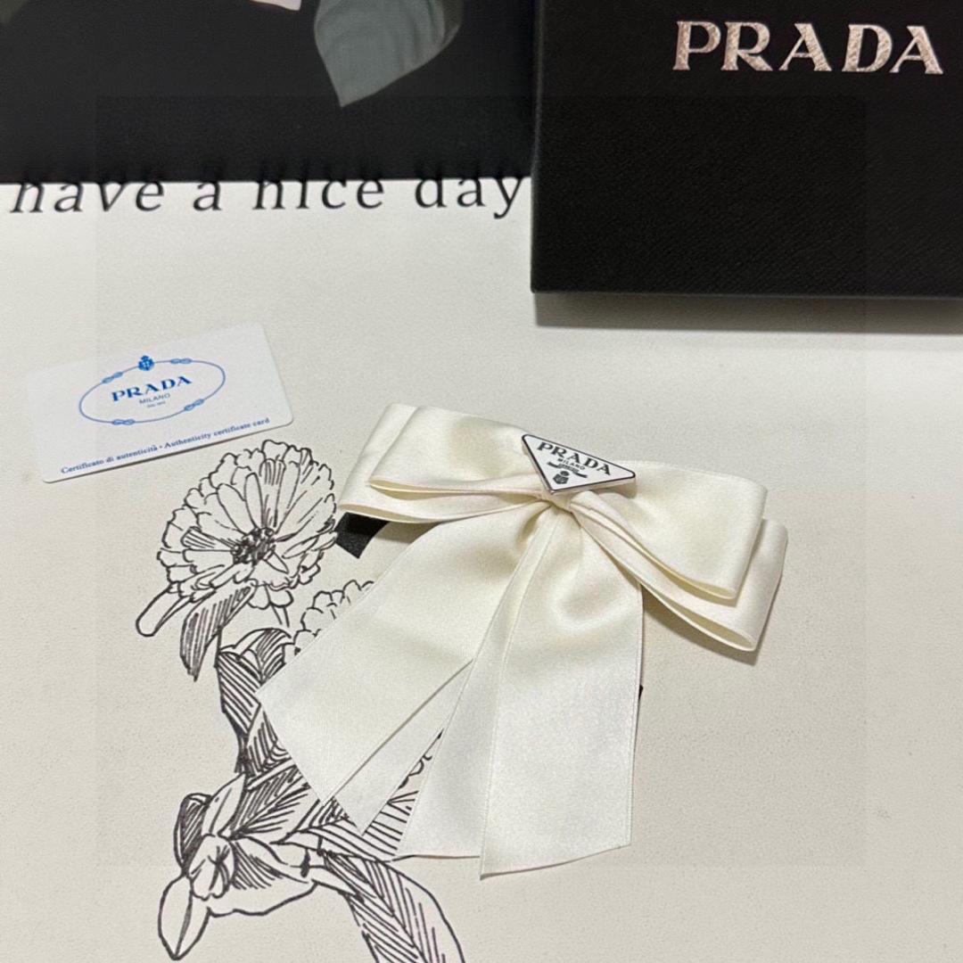  配专柜包装
Prada（普拉达）最新蝴蝶结中古五金发夹#
信我！人手必备的单品 这件必须买
洋气神仙颜