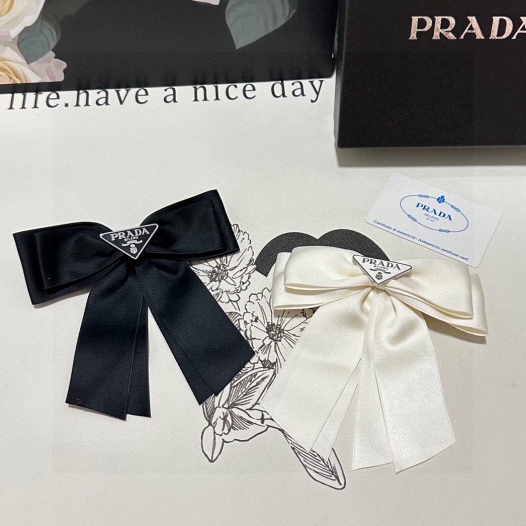 配专柜包装
Prada（普拉达）最新蝴蝶结中古五金发夹#
信我！人手必备的单品 这件必须买
洋气神仙颜
