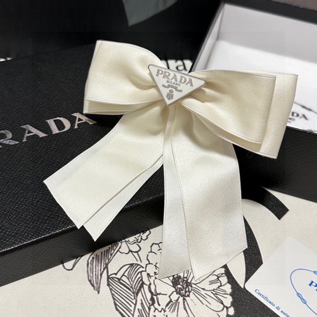  配专柜包装
Prada（普拉达）最新蝴蝶结中古五金发夹#
信我！人手必备的单品 这件必须买
洋气神仙颜